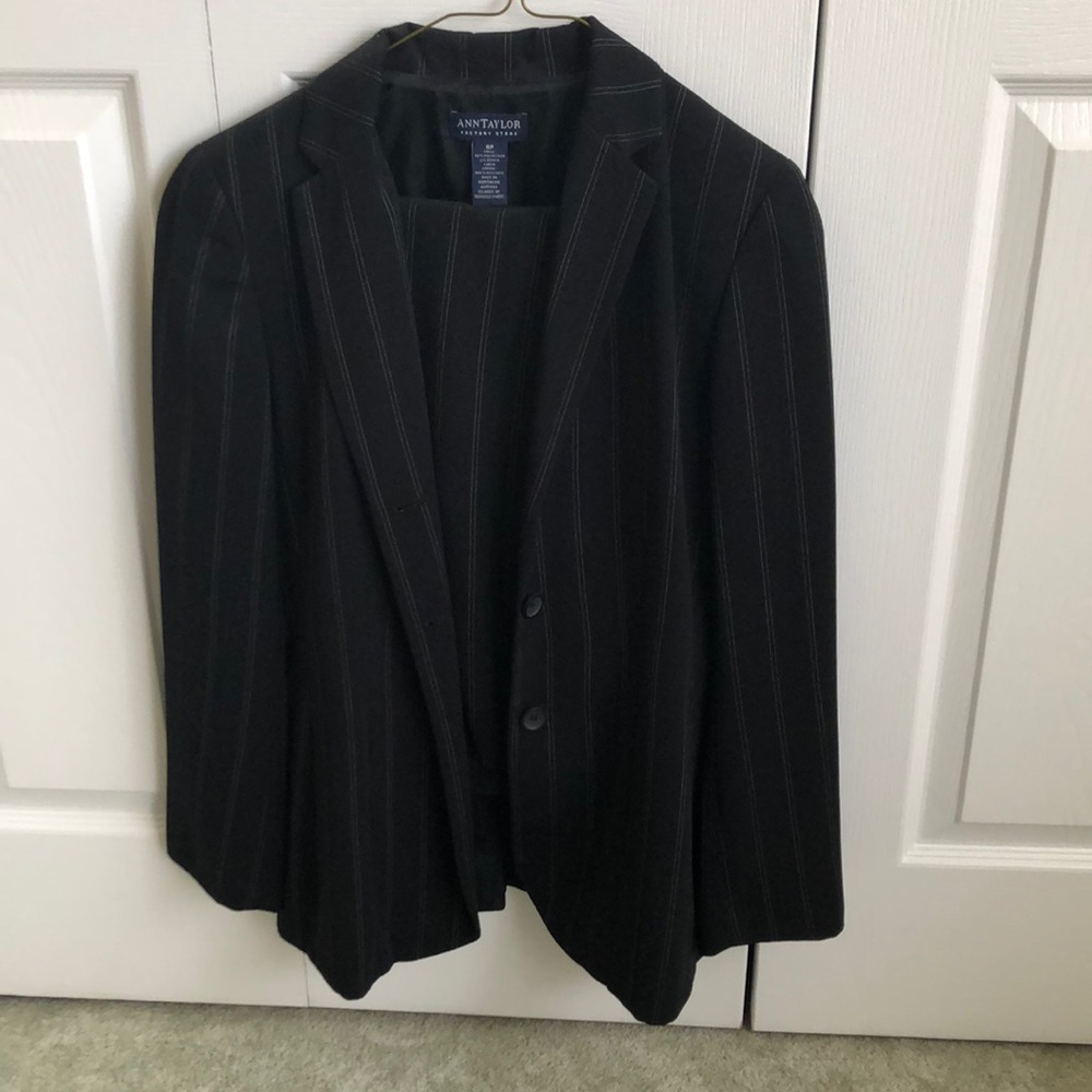 Black pin-striped pant suit size 6 petite.